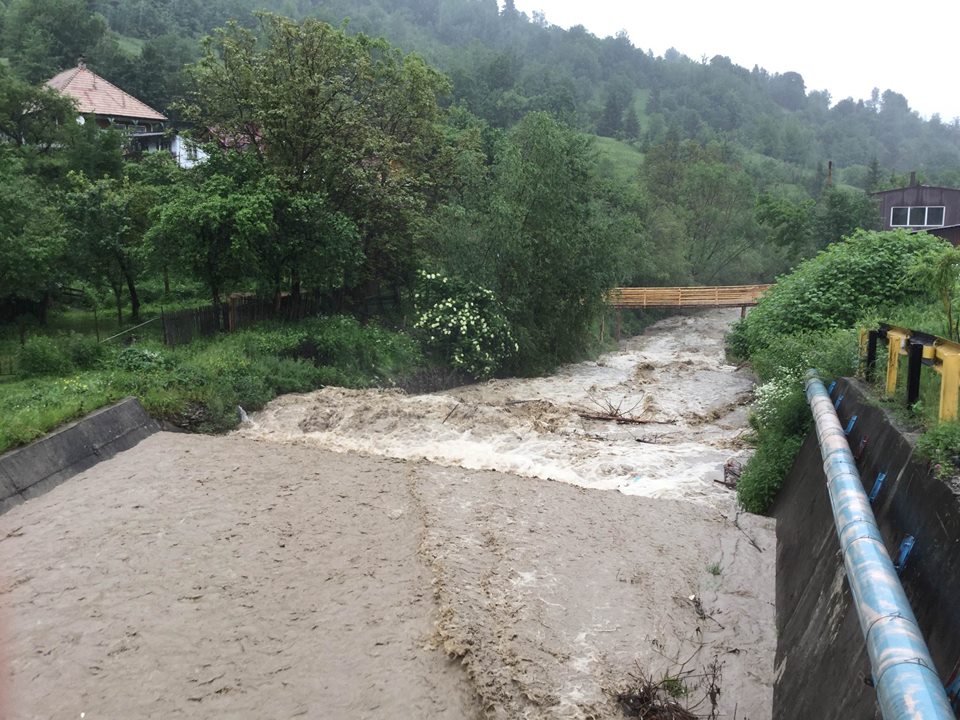 Prima noapte de COD ROŞU: 64 de persoane evacuate, drumuri luate de ape și poduri distruse, ZCH NEWS - sursa ta de informații