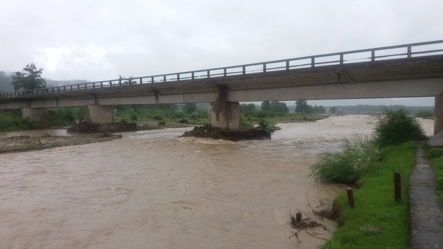 GALERIE FOTO Râul Ozana amenință zona Târgu-Neamț, ZCH NEWS - sursa ta de informații