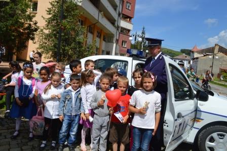 GALERIE FOTO De 1 iunie, poliţişti alături de copii, ZCH NEWS - sursa ta de informații