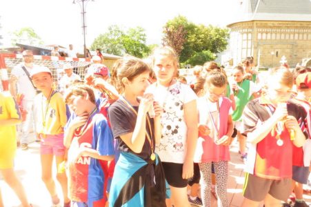 Fetiţa cu mâna ruptă &#8211; vedeta festivalului de minihandbal, ZCH NEWS - sursa ta de informații