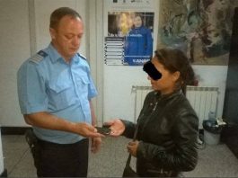 Un jandarm a recuperat un telefon și a ajutat o gravidă leșinată