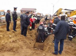Muncitor ”dezgropat” de pompieri dintr-un șanț de canalizare