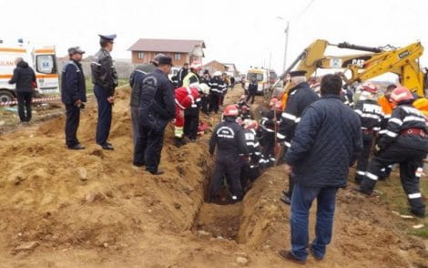 Muncitor ”dezgropat” de pompieri dintr-un șanț de canalizare, ZCH NEWS - sursa ta de informații