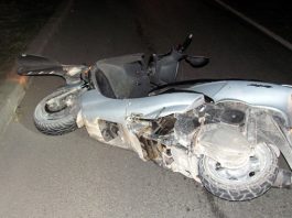 Patru tineri care mergeau pe un moped au încercat să fugă de forțele de ordine