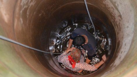 Record la Grumăzeşti: O bătrână a stat două ore într-o fântână, doar cu capul deasupra apei!, ZCH NEWS - sursa ta de informații