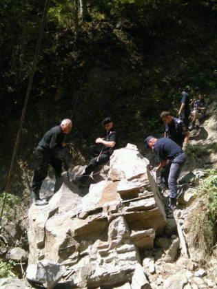 GALERIE FOTO Stâncă detonată la Izvorul Muntelui, înainte de a cădea pe drum, ZCH NEWS - sursa ta de informații