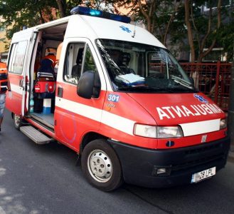 TÂRGU NEAMŢ: Bărbat rănit de o bridă telefonică smulsă de camion, ZCH NEWS - sursa ta de informații