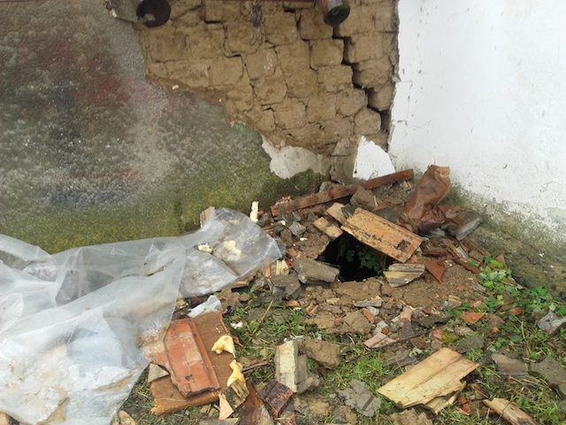 GALERIE FOTO Catacombele din Trifești-Neamț au ”înghițit” o casă, ZCH NEWS - sursa ta de informații