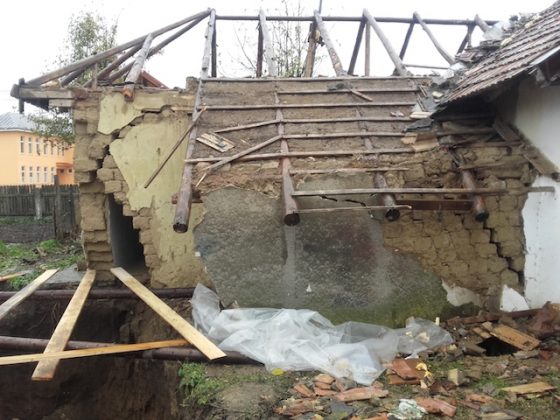 GALERIE FOTO Catacombele din Trifești-Neamț au ”înghițit” o casă, ZCH NEWS - sursa ta de informații