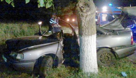Maşină în copac la Tazlău * Cinci tineri din Bacău răniţi, ZCH NEWS - sursa ta de informații