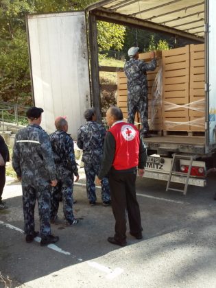 19 tone de mere donate de Crucea Roşie Neamţ, ZCH NEWS - sursa ta de informații