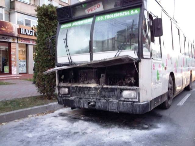FOTO Un troleibuz cu 7 pasageri a luat foc în mers, ZCH NEWS - sursa ta de informații
