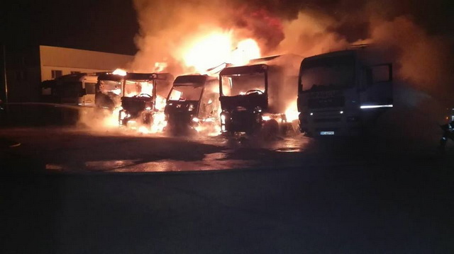GALERIE FOTO Şase TIR-uri în flăcări în curtea unei societăţi comerciale, ZCH NEWS - sursa ta de informații