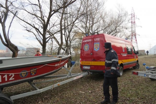 Un bărbat s-a aruncat în Bistrița, pompierii îl caută cu două bărci FOTO, ZCH NEWS - sursa ta de informații