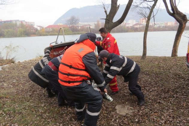 Un bărbat s-a aruncat în Bistrița, pompierii îl caută cu două bărci FOTO, ZCH NEWS - sursa ta de informații