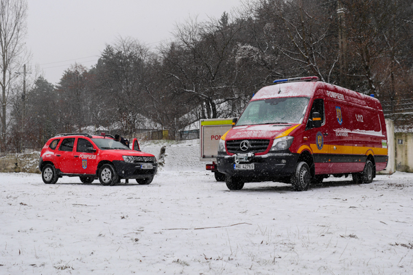 FOTO 11 pompieri, cu 3 bărci, în căutarea tânărului care s-a aruncat în Bistrița, ZCH NEWS - sursa ta de informații