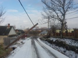 FOTO Grumăzești: Stâlpi care stau să cadă peste oameni și mașini