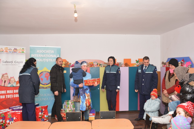FOTO Acţiuni umanitare ale poliţiştilor din Iaşi şi Botoşani, ZCH NEWS - sursa ta de informații