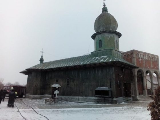 ACTUALIZARE Incendiu la biserica de lemn ”Sfânta Înviere” de la Săvinești, ZCH NEWS - sursa ta de informații