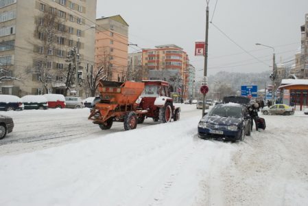 IARNA LA NEAMŢ Publiserv, cu 7 utilaje, pe străzile din Piatra Neamţ, ZCH NEWS - sursa ta de informații