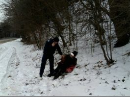 FOTO Bătrân salvat de jandarmi din troianul în care petrecuse câteva ore