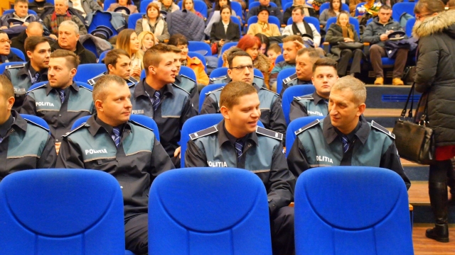 GALERIE FOTO Zeci de noi poliţişti au depus jurământul de credinţă, ZCH NEWS - sursa ta de informații