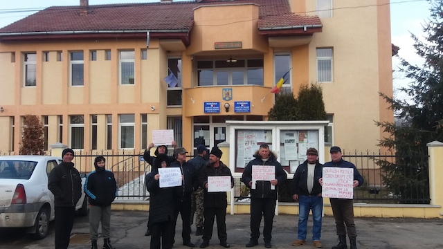 Agapia: 30 de oameni îl apără pe primar împotriva deciziei Înaltei Curți, ZCH NEWS - sursa ta de informații