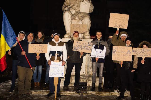 FOTO Proteste la Târgu Neamţ: predare de ştafetă de la electronist la zootehnist!