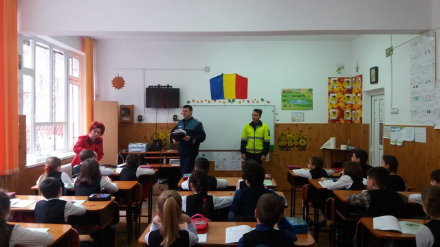 Târgu-Neamț: Polițiști la ora de circulație rutieră prin școli, ZCH NEWS - sursa ta de informații