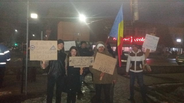 FOTO Proteste la Târgu Neamţ: predare de ştafetă de la electronist la zootehnist!, ZCH NEWS - sursa ta de informații