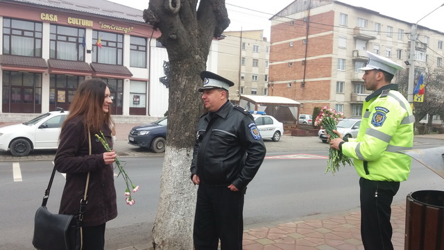 Târgu-Neamț: Femei &#8222;sancționate&#8221; cu flori de Poliția Locală, ZCH NEWS - sursa ta de informații