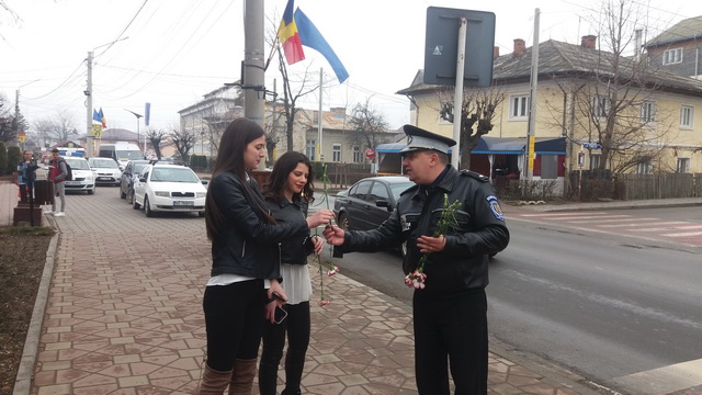 Târgu-Neamț: Femei &#8222;sancționate&#8221; cu flori de Poliția Locală, ZCH NEWS - sursa ta de informații