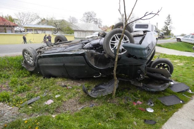 GALERIE FOTO Accident spectaculos la Zănești, mașina praf, șoferul întreg, ZCH NEWS - sursa ta de informații