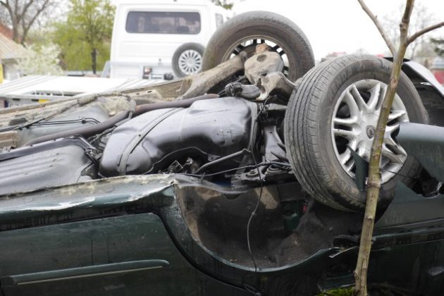GALERIE FOTO Accident spectaculos la Zănești, mașina praf, șoferul întreg, ZCH NEWS - sursa ta de informații