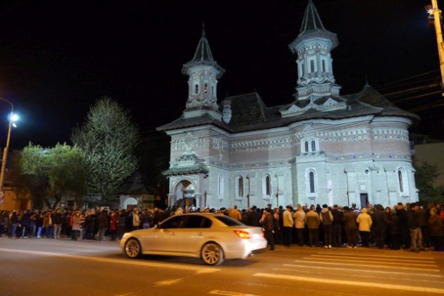 GALERIE FOTO Învierea Domnului la Biserica Precista Piatra Neamţ, ZCH NEWS - sursa ta de informații