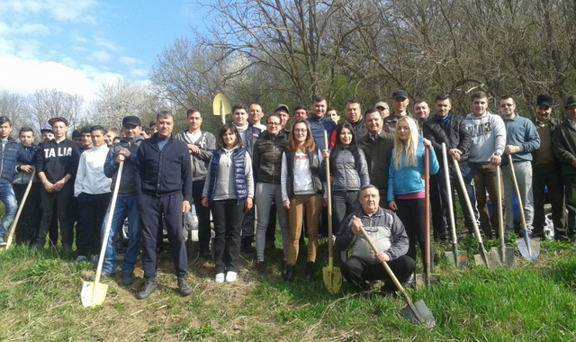 Polițiștii și elevii au plantat pentru România, ZCH NEWS - sursa ta de informații