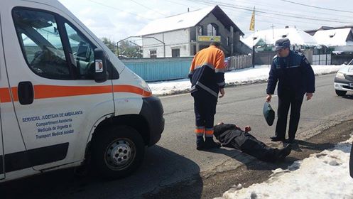 ACTUALIZARE Bărbatul întins pe stradă la Vânători-Neamţ căzuse în faţa unei maşini!, ZCH NEWS - sursa ta de informații