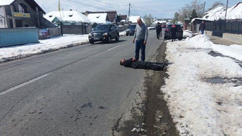 ACTUALIZARE Bărbatul întins pe stradă la Vânători-Neamţ căzuse în faţa unei maşini!, ZCH NEWS - sursa ta de informații