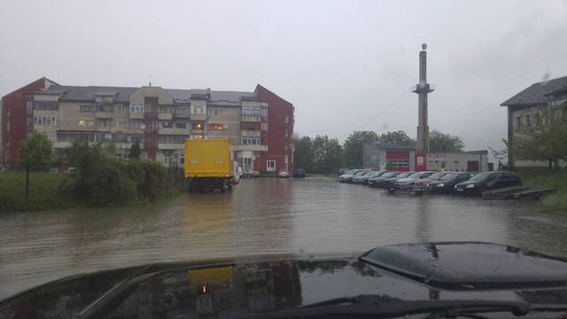 Efectele ploii la Târgu-Neamț: ștrand natural în zona Gării. Galerie foto, ZCH NEWS - sursa ta de informații