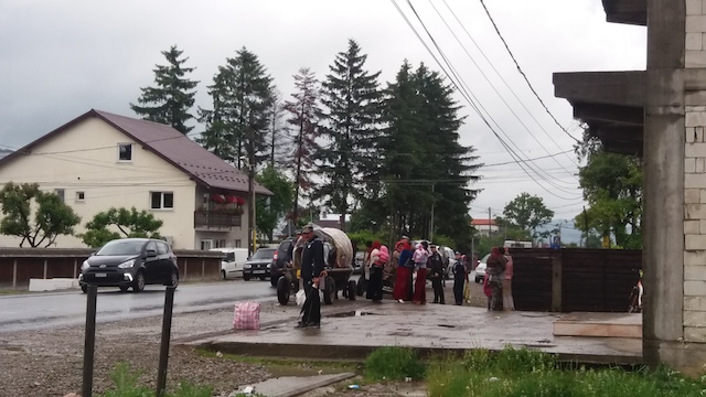 Stradă blocată de romi scandalagii la Vânători-Neamț, ZCH NEWS - sursa ta de informații