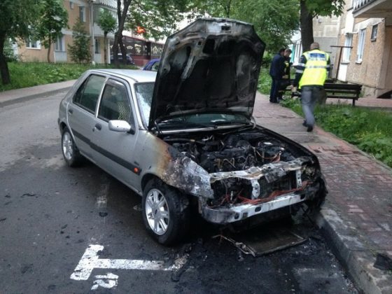 GALERIE FOTO Autoturism în flăcări salvat de un taximetrist, ZCH NEWS - sursa ta de informații