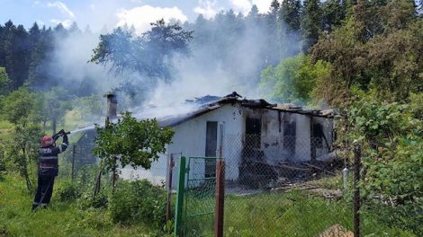 Incendiu: un bătrân din Negulești a rămas fără casă. Actualizare, ZCH NEWS - sursa ta de informații