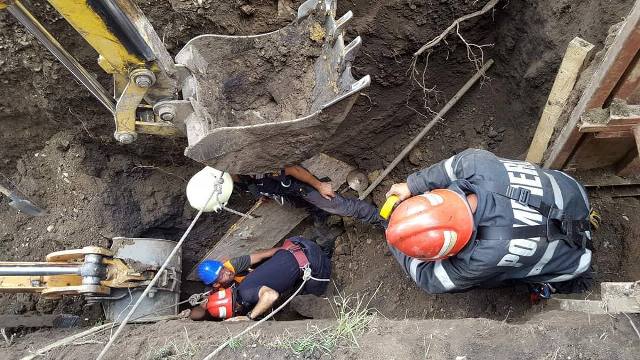 FOTO-VIDEO Muncitor prins sub un mal de pământ la Negrești, ZCH NEWS - sursa ta de informații