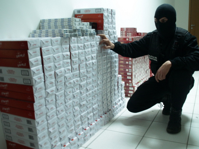 VIDEO Percheziţii la persoane suspectate de contrabandă cu ţigări