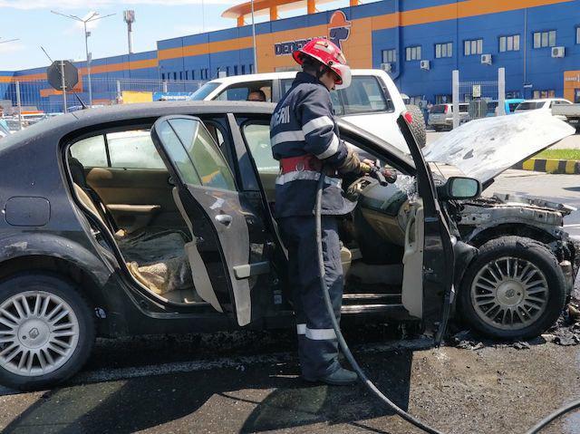 FOTO O mașină a luat foc la ieșirea din Piatra Neamț, ZCH NEWS - sursa ta de informații