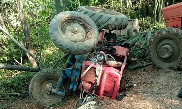 Tractor răsturnat la Petru Vodă! Intervenţie de urgenţă a pompierilor!