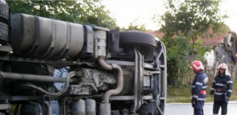 O cisternă cu 27 de tone de ciment s-a răsturnat la Dulcești, ZCH NEWS - sursa ta de informații