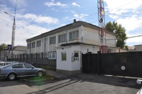 Hoțul care a jefuit școala „Vasile Alecsandri” și Primăria Roman a fost dus la penitenciar, ZCH NEWS - sursa ta de informații