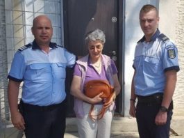 Geantă cu 4.833 de lei recuperată de poliţişti de pe marginea drumului