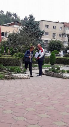 Târgu-Neamţ: Cerşetoria mascată în plin avânt! FOTO, ZCH NEWS - sursa ta de informații